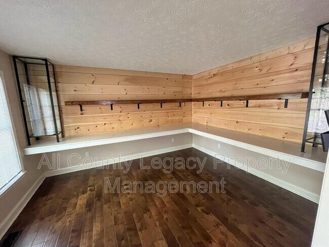 Building Photo - 2320 Springdale Dr