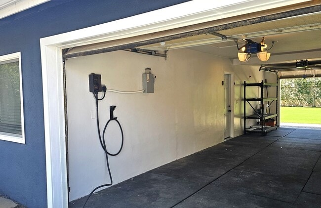 Building Photo - Gorgeous Remodeled 2 Bedrooms, 1 Bath Hous...