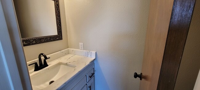 Building Photo - COLONIAL PARK LUXURY CONDO TOTAL UPDATED