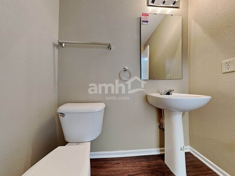 Building Photo - 8441 Wheatfield Dr