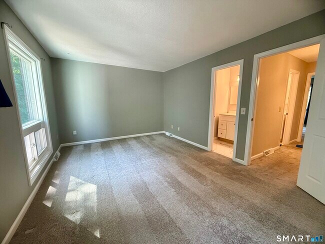 Building Photo - 562 Oak Ave