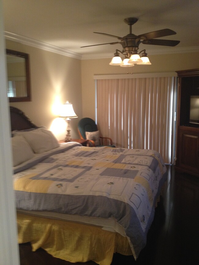 Master room with king bed set - 135 Deer Creek Blvd