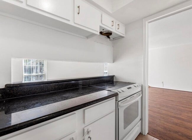 Building Photo - 6402 Del Monte Dr