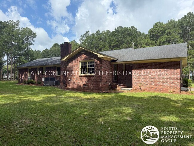 Building Photo - Charming Country Living with Modern Comforts