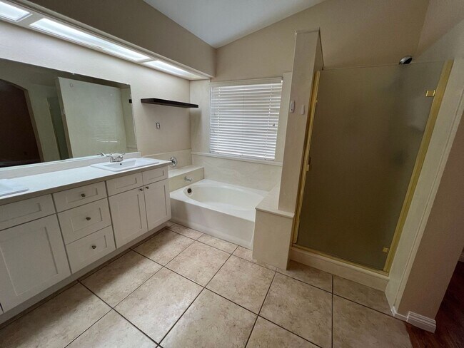 Building Photo - 9824 Cross Creek Way