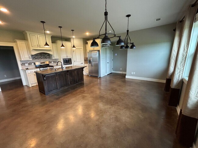 Building Photo - Need some space?? This is the place!!