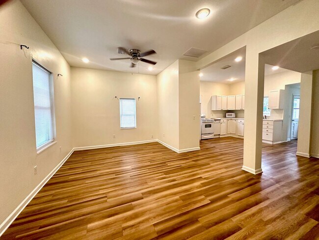 Building Photo - Fernandina Bungalow! Close to Downtown!