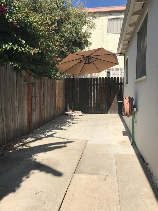 Building Photo - 2709-2711 Broadway Ave