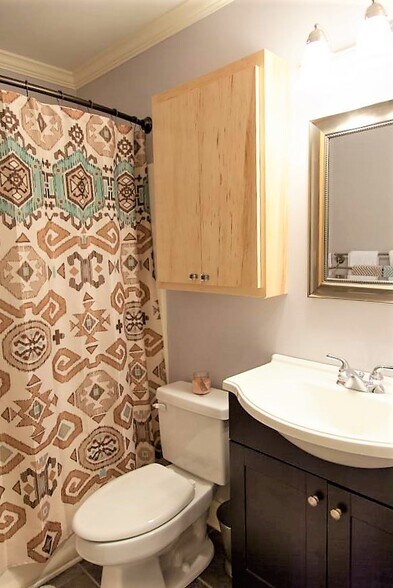 Full Bathroom - 252 Howle Ave