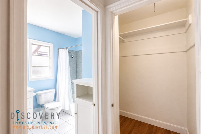Building Photo - Charming Adams Point One Bedroom Condominium