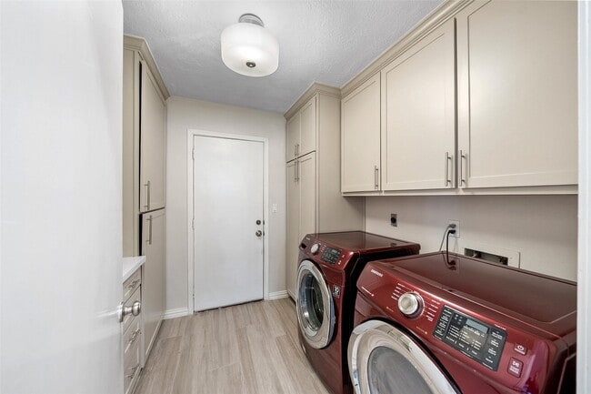 Building Photo - 1912 Foxtail Pl