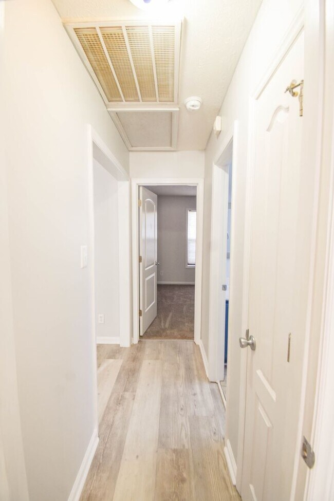 Building Photo - 5 Bedroom 3 Bathroom- Small Pets Okay