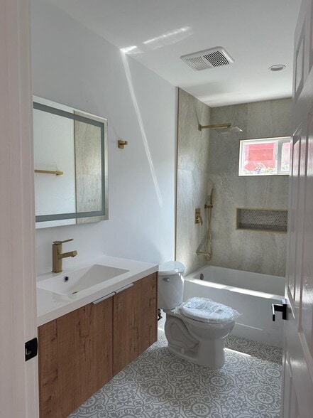 Building Photo - 2205 Sheridan St