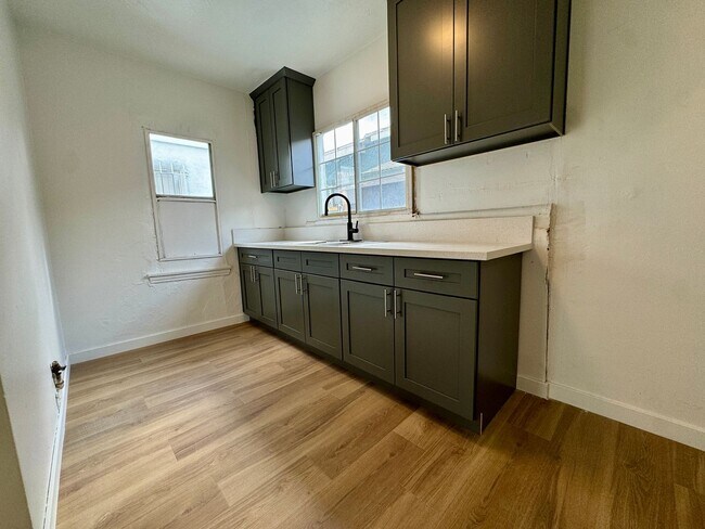 Building Photo - Newly Renovated 1 Bedroom in West Adams