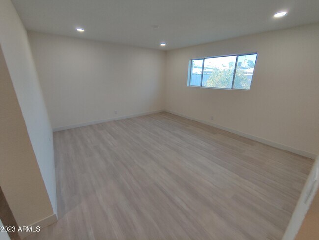 Building Photo - 3208 W Bloomfield Rd