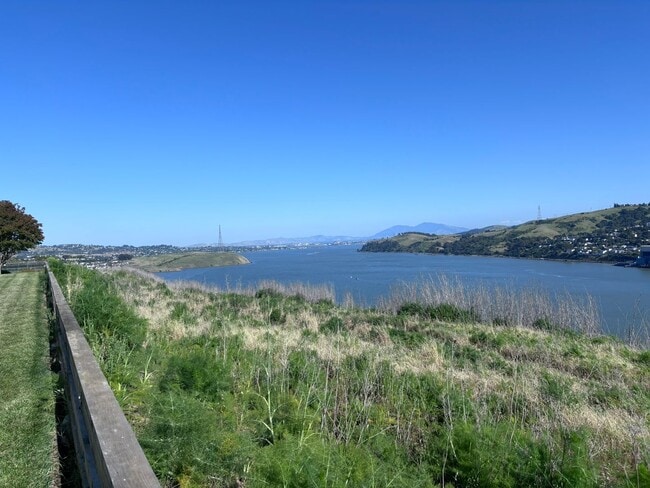 Building Photo - $1900.00-Remodeled 2 Bed 2 Bath, Condo in Glen Cove,(Vallejo) - Downstairs Unit