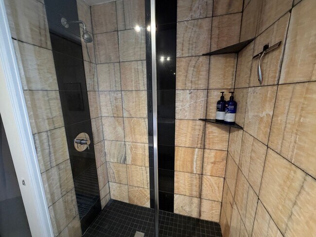 Building Photo - Turnkey Top-Floor Living in Gated Community Near City Park, Dining & Hospitals