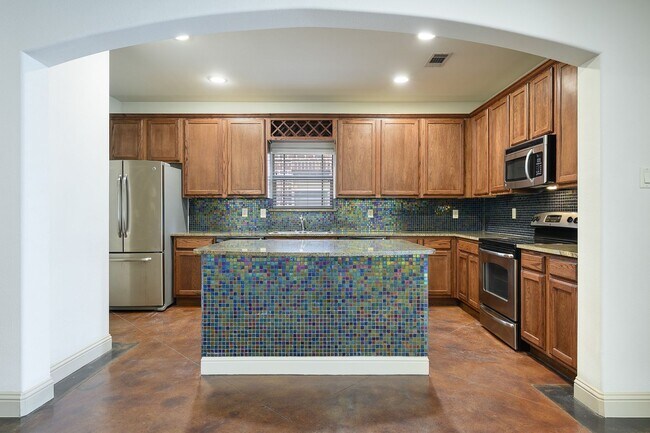 Building Photo - ** MOVE IN July 11th 2027 $5500 ** 5 Bed 3 Bath ** 1 Minute Walk to TCU Campus **