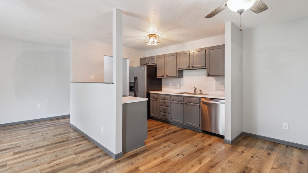 Building Photo - 2021 Vista View Dr