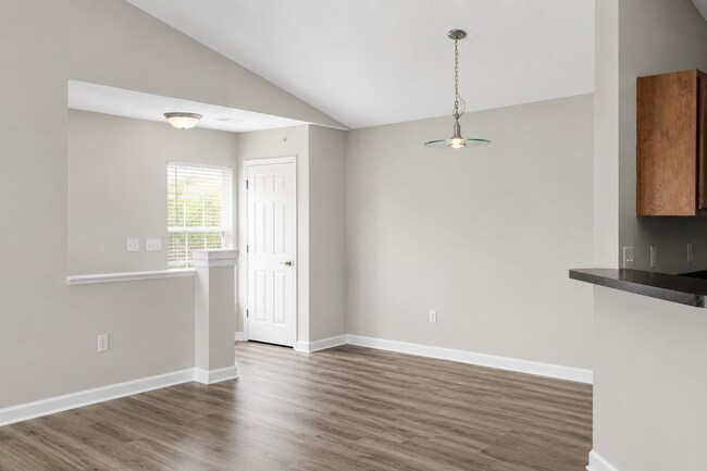 Building Photo - MAINEVILLE - Open concept 2 bed 2 bath condo