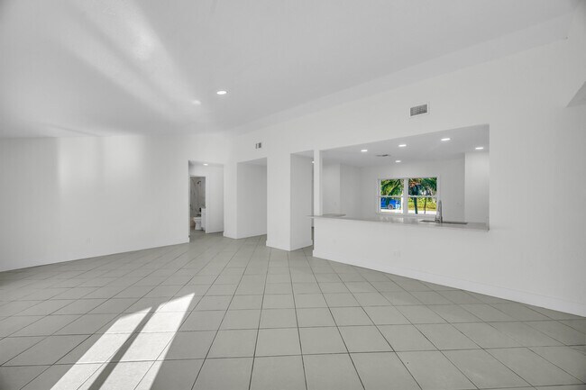 Building Photo - 2514 SE Alfonso Ave