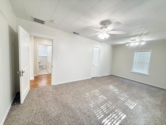 Building Photo - GAL13