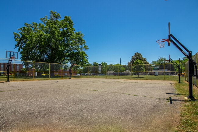 Building Photo - 21 Maple Ave