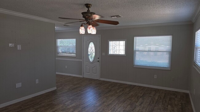 Building Photo - 2 bed 1 bath just remodeled