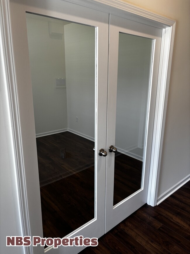 Building Photo - 935 Utopia Ln