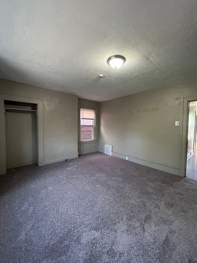 Building Photo - 5 Bedroom 1.5 Bath Home| Brighton Heights ...