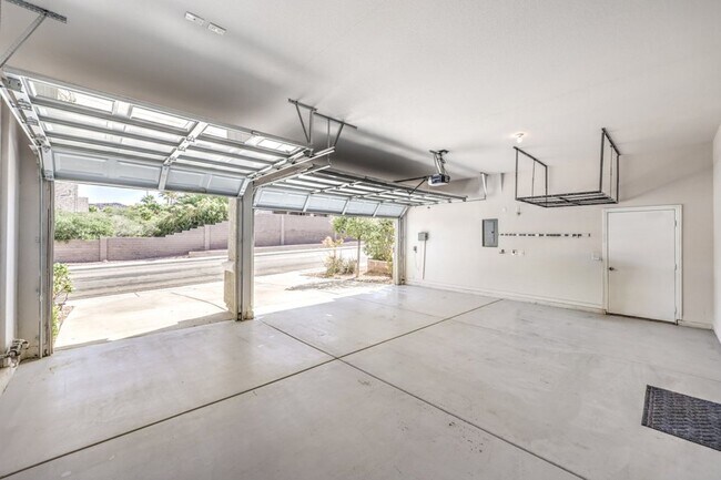 Building Photo - Stylishly Updated Henderson Home | New Stainless Steel Appliances | Heated Pool