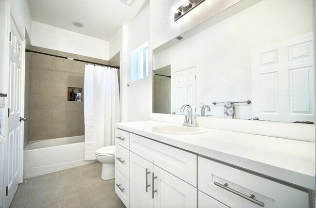 Building Photo - 378 NE 47th Pl