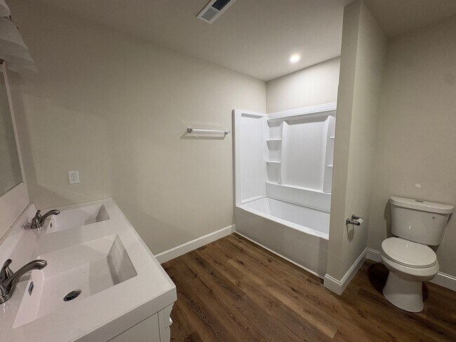 Building Photo - Modern Comfort & Convenient Living