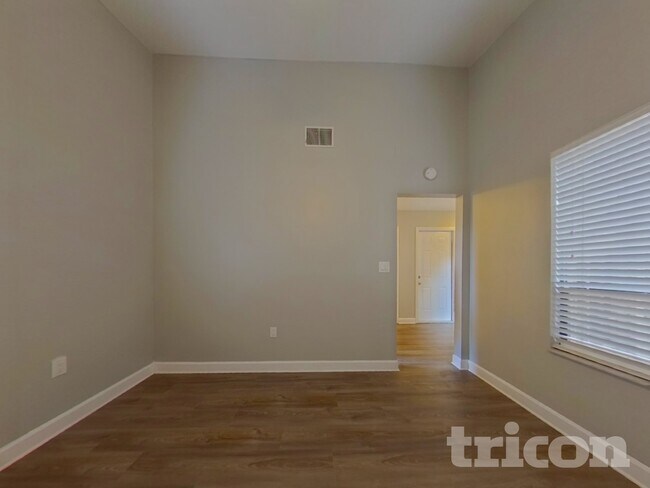 Building Photo - 664 Channing Dr