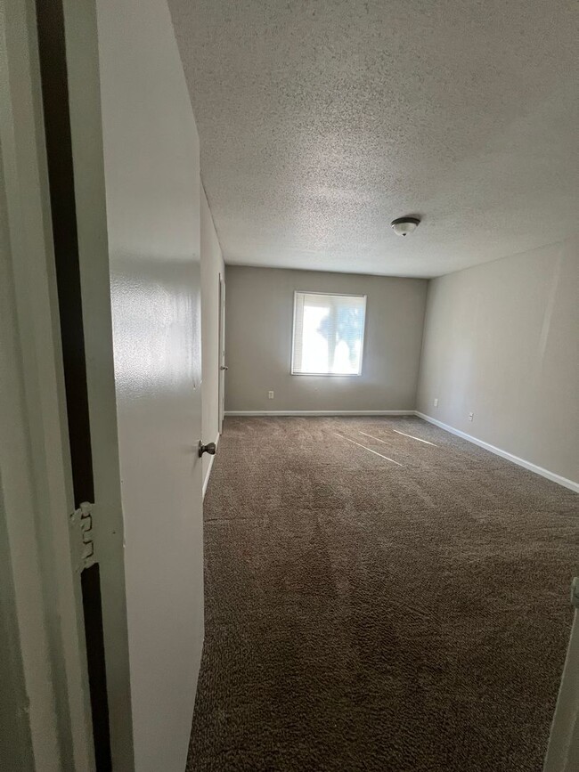 Building Photo - 1 bedroom condo for $1050(1st floor)  Clos...