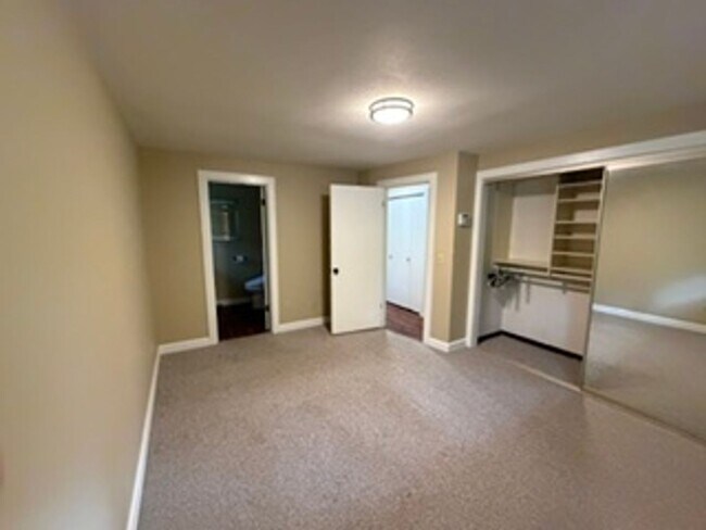 Building Photo - Charming, Spacious, Updated Home in Lake Oswego!