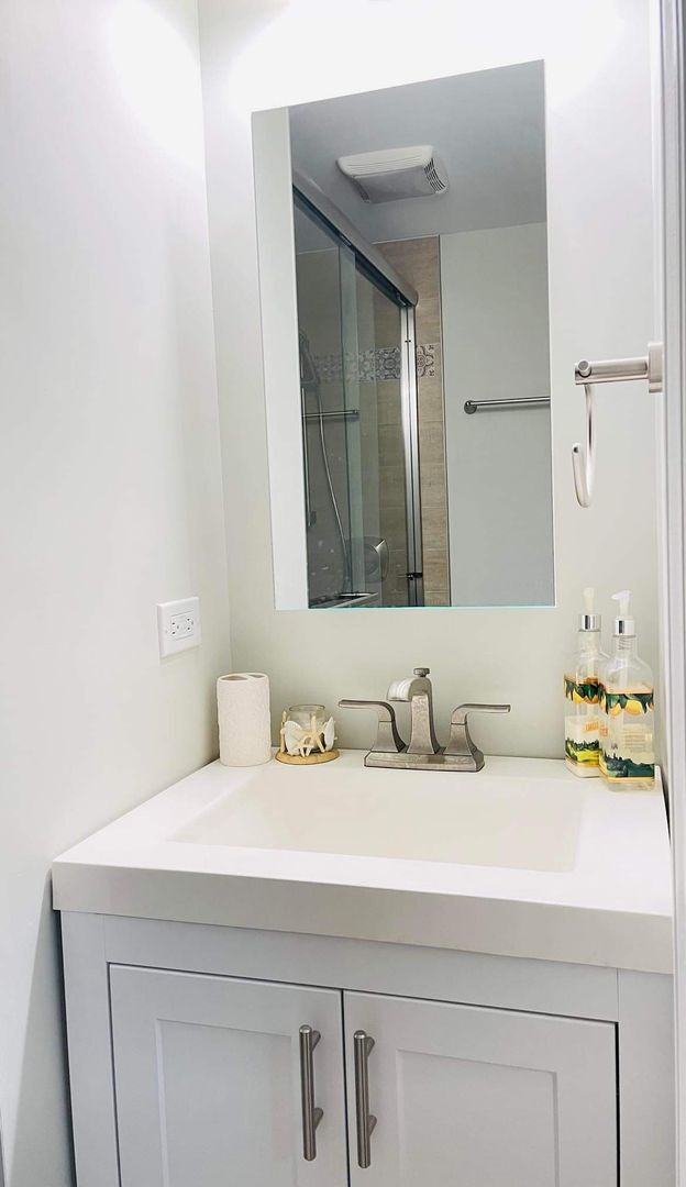 Building Photo - Downtown Elmhurst Gem – 3-Bed Townhome with Balcony, Courtyard & Garage