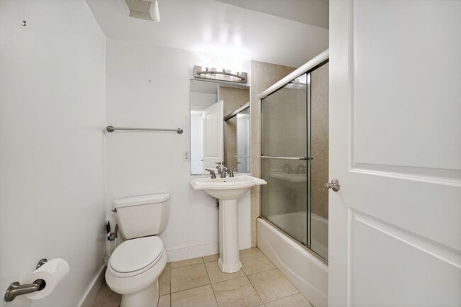 Building Photo - Available Now! 1 Bedroom + Den In Adams Morgan/ Dupont/ U Street