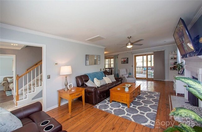 Building Photo - 8425 Hirsch Dr