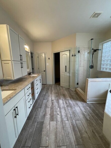 Building Photo - 1759 Lakeside Enclave Dr