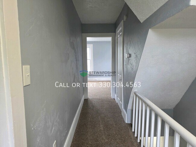 Building Photo - 885 Wales Rd NE