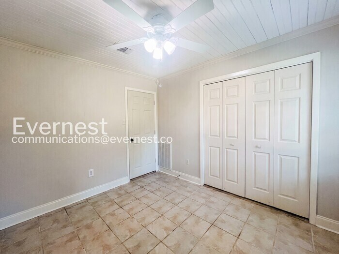 Building Photo - 114 Rollingwood Dr