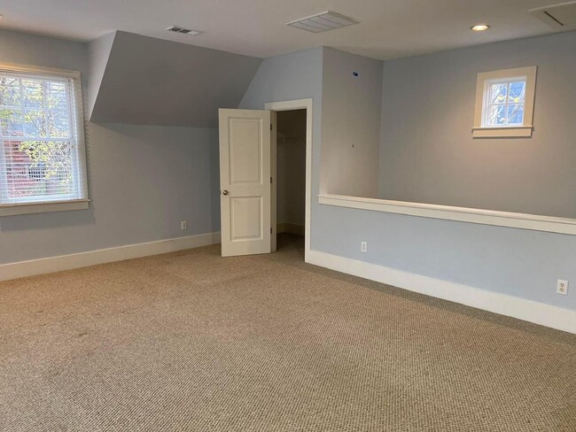 Building Photo - One Bedroom One Bath Carriage House for rent
