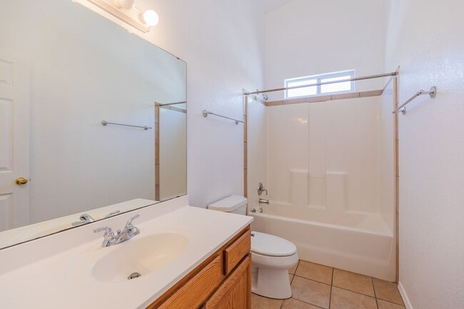 Building Photo - 3 Bedroom 2 Bath Home