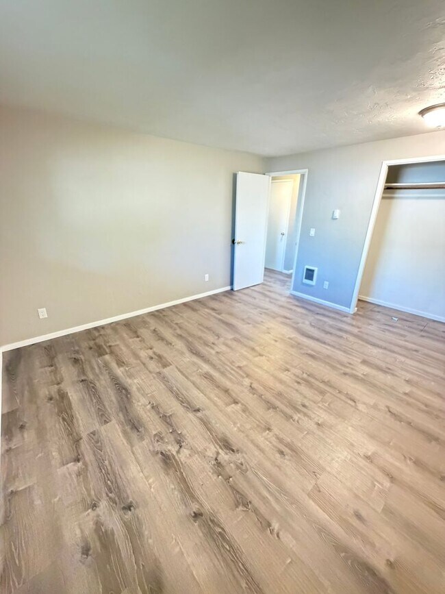 Building Photo - Pet Friendly 2 Bedroom in Lebanon!