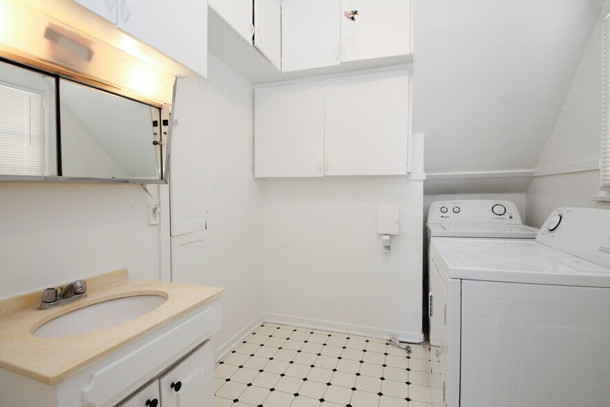 Building Photo - 8149 Blackburn Ave