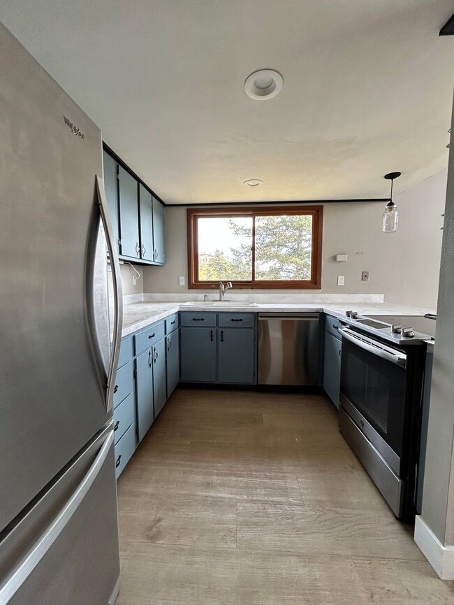 Building Photo - 2 Bedroom Mountain Home with Loft and Spec...