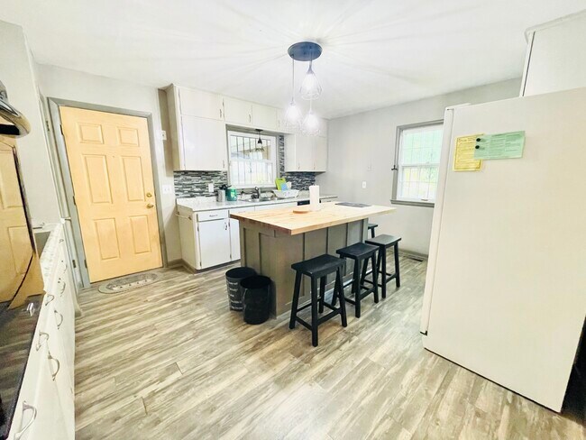 Building Photo - 4006 S Crestview Dr NW