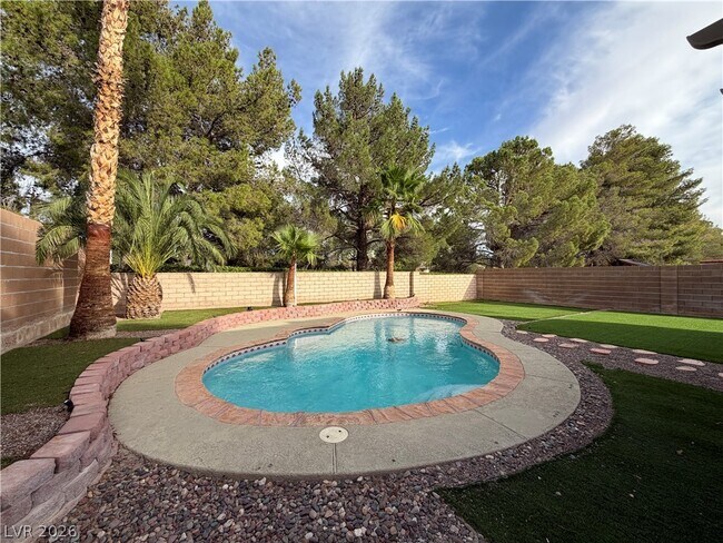 Building Photo - 2724 Monrovia Dr