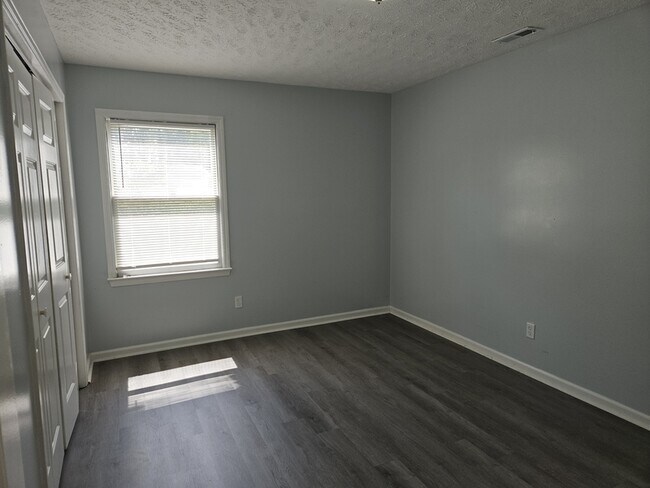 Building Photo - 1617 Hennessy Pl